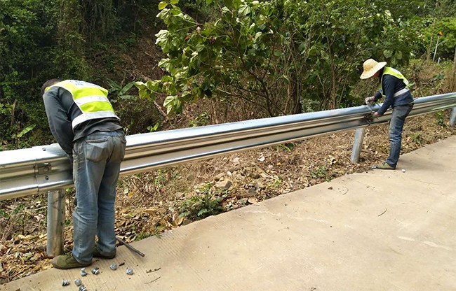 兴安高速公路护栏的定期维护与保养