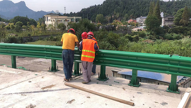 兴安高速公路护栏板的维护确保道路安全的关键环节